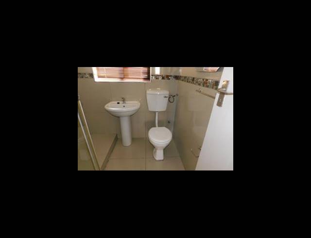 2 bed property to rent in ROSEBANK